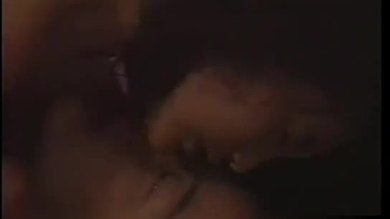 Voici un homme et une femme japonais qui s'amusent comme des fous.