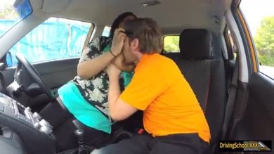 Bbw pilonné par un moniteur d'auto-école excité