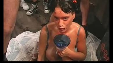 Le sperme et la pisse se mélangent pour former une boisson.