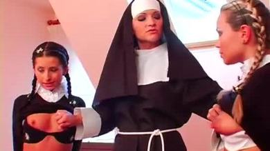 Une écolière coquine se fait fouetter par une méchante nonne.