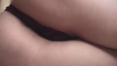 Une pute asiatique aux gros seins et à la chatte chatouillée pour les préliminaires.