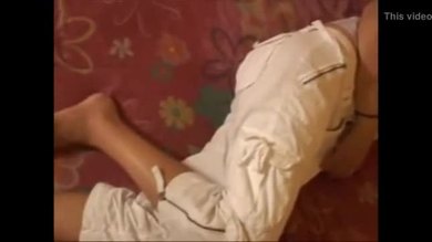 La gardienne lesbienne d'une école stupide mouille quand elle lit.