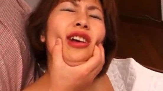 Reina Minami en robe de mariée avec une poitrine généreuse et une bite.