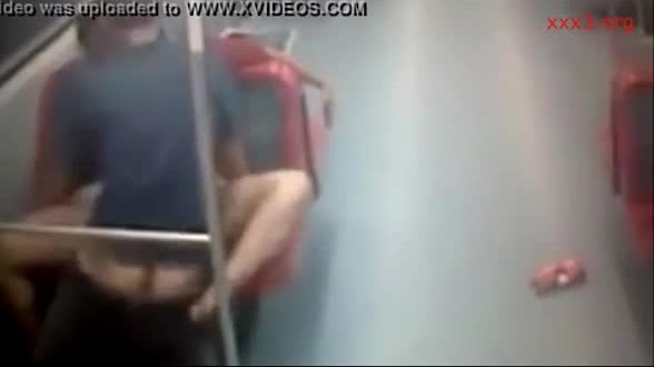 Une fille baisée dans le métro de Delhi en caméra cachée.