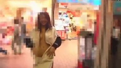 Une adolescente japonaise sexy s'exhibe et se fait baiser en plein air