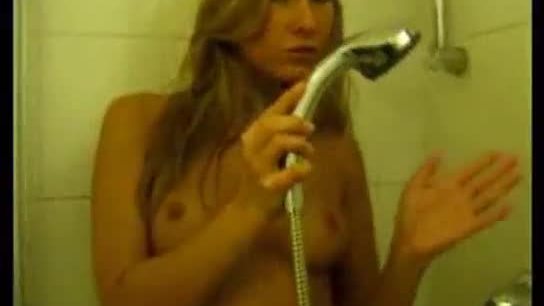 Une blonde sous la douche