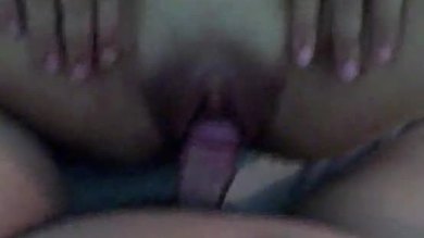 Une jolie fille asiatique se fait clouer par une bite dure !