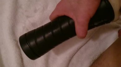 Grosse bite dans le jouet de la chatte