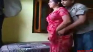Baiser la maman pendant que la femme fait du shopping