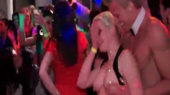 Soirée sexy de Noël avec des filles