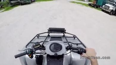 Adolescente au cul chaud sur un quad en plein air