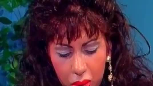 Une superbe salope mature aux méga seins utilise