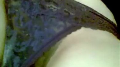 String en dentelle violette