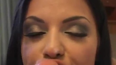 La deuxième fille qui avale du sperme est incroyablement sexy.