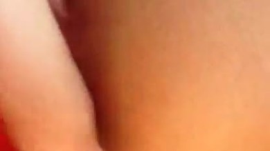 Une fille potelée joue avec un vibrateur