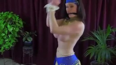 Danseuse du ventre aux mains et à la bouche liées