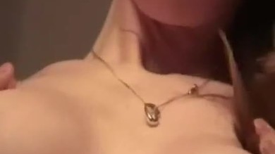 Cam girl rose en dentelle qui danse tout en se faisant plaisir