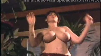 Rebecca - danse et remuement de seins