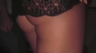 Des adolescents se déshabillent dans un club de danse