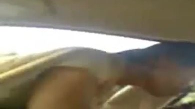 Babe blowjob hard dans la voiture
