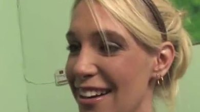 Une maman suce une bite noire