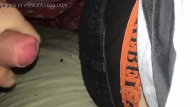 Éjaculer sur un ami trans pendant qu'il dort 4