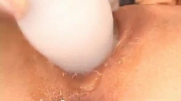 Kaede reçoit un vibrateur dans sa chatte