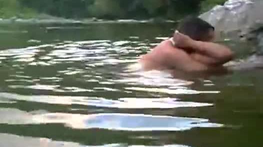 Dominicain chantant dans une rivière