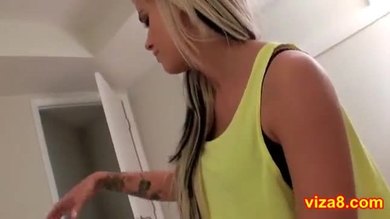 Une petite adolescente gorge sa bite, chatte rasée et bang.