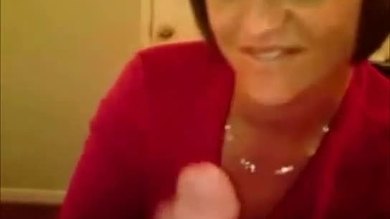 Femme amateur mangeant du sperme