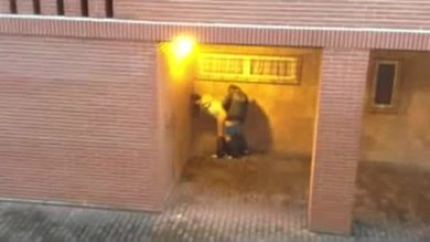 Un voyeur filme des ados en train de baiser en public