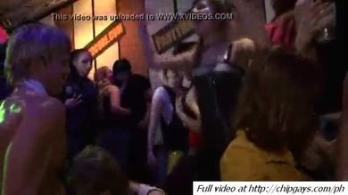 Des garçons chauds baisant la chatte des filles