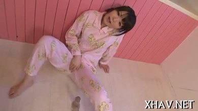 Une poulette dévergondée sur une bite dure