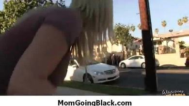 Super sexe interracial milf excitée baisant un mec noir 10