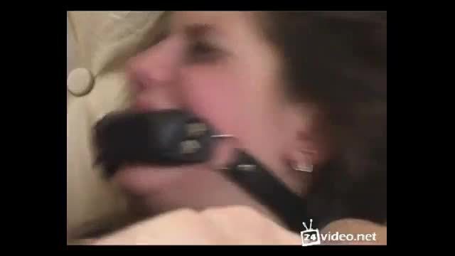 Une fille russe menottée et forcée