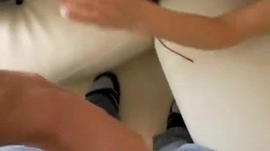 Une prostituée rousse suce une bite