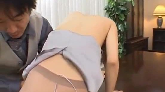 Misaki inaba baisée au bureau