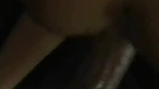 Adolescente amateur aux cheveux noirs