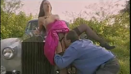 Joy kiss baise en plein air