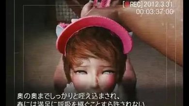 Une peluche enchaînée en animation 3d avec des gros seins se fait tirer l'oreille.