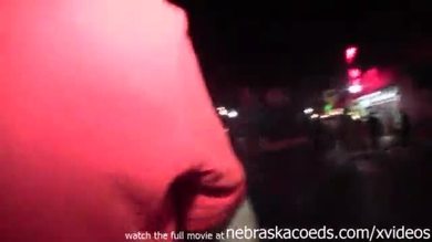 De vraies strip-teaseuses se déchaînant et se dénudant dans de vrais bars et dans la rue.