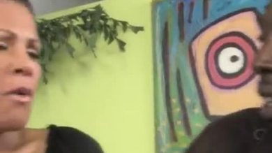 Une maman brune passe un accord interracial