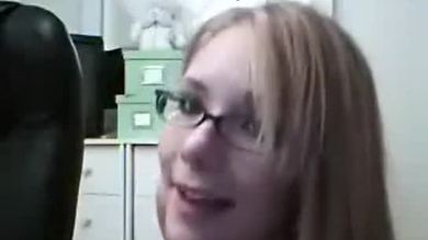 Strip-tease d'une fille maigre à lunettes