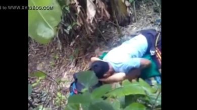 Sexe en plein air avec une écolière