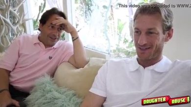 Échanger des papas pendant une nuit froide et excitante