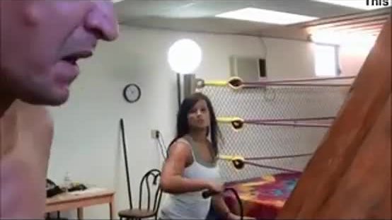 Une fille sadique le fouette durement femaledomination.org