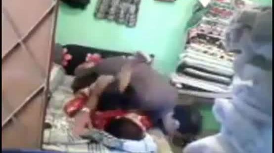 Kapra wala pathan ammi jan ki tangain uth kr apna paisa pura kr raha ha.
