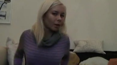 Une jeune femme excitée se masturbe