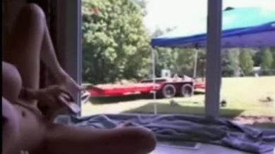 Une fille se masturbe devant un jardinier