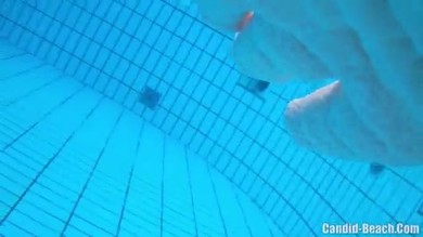 Des couples nudistes cachés sous l'eau